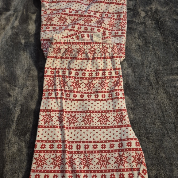 Cozy Carter's Medium Christmas Pajama Set – Perfect for Holiday Cheer! - Picture 13 of 13